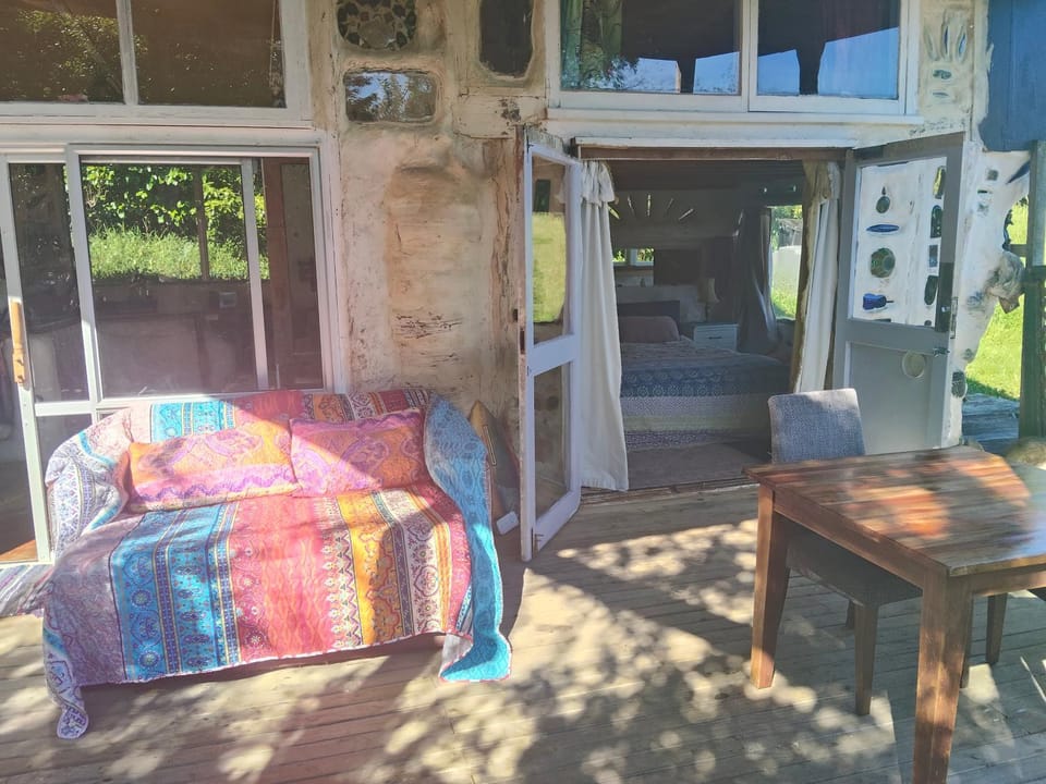 The MUD HOUSE Bed and Breakfast in Raglan