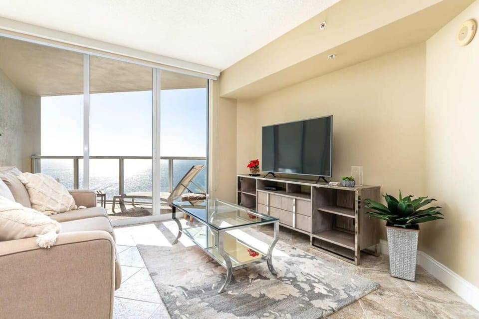 Beach Vibes & 30th Floor Ocean Views House in Sunny Isles Beach