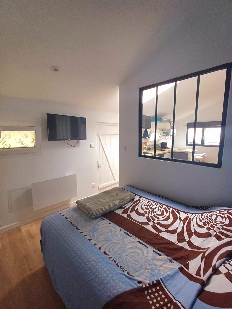 Bed, TV and multimedia, Photo of the whole room, Bedroom