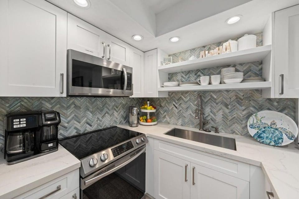 Papakea J106 · PK J106 Remodeled Condo w Ocean Views Pool AC House in Kaanapali