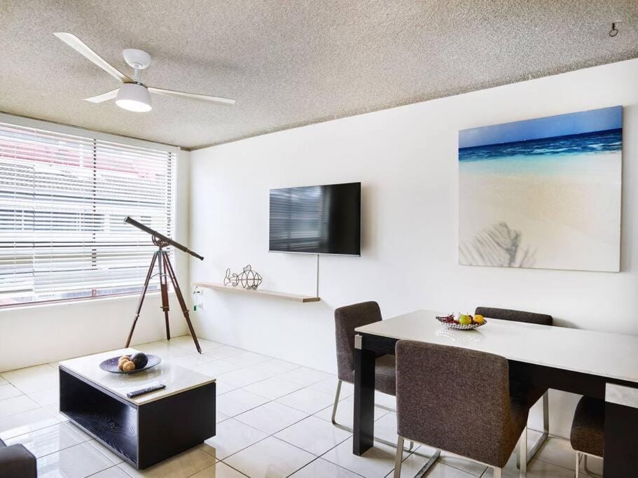Cheap and cheerful budget accommodation Apartment in Surfers Paradise Boulevard