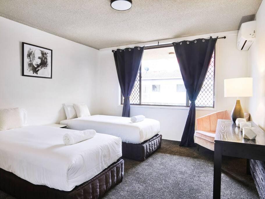 Cheap and cheerful budget accommodation Apartment in Surfers Paradise Boulevard
