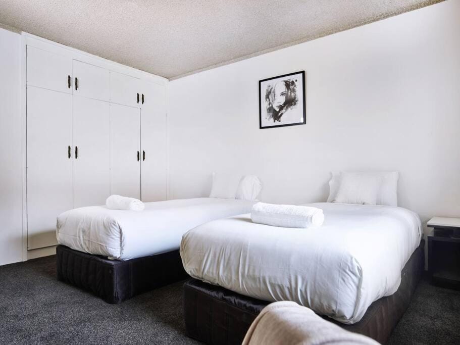 Cheap and cheerful budget accommodation Apartment in Surfers Paradise Boulevard