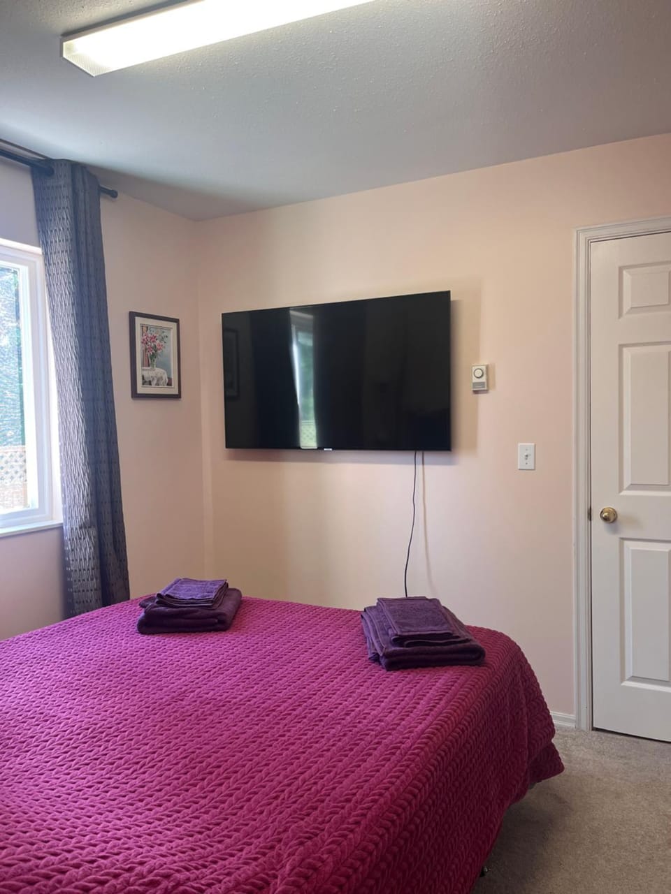 Bed, TV and multimedia, Photo of the whole room, Bedroom, towels