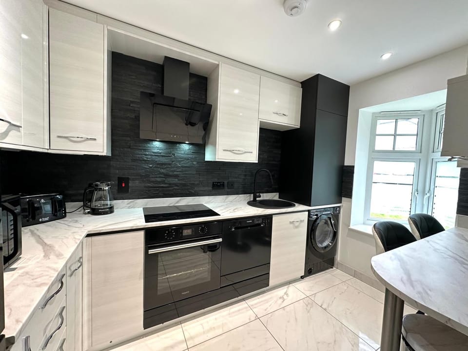 Kitchen or kitchenette, Dining area, minibar, oven