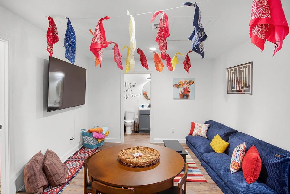 Bed, Bathroom, TV and multimedia, Seating area