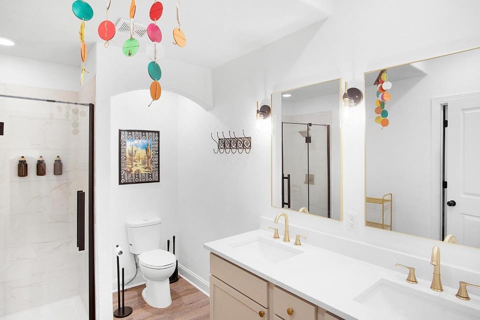 Shower, Toilet, Bathroom, Decorative detail, towels