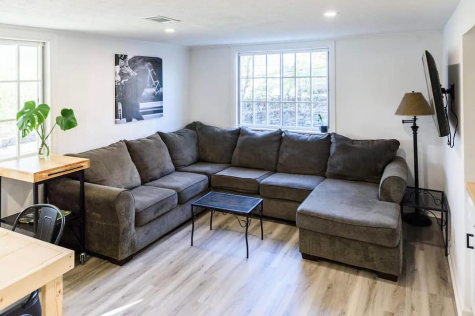 Spacious 2-BR Retreat Near Louisville Attractions House in Louisville