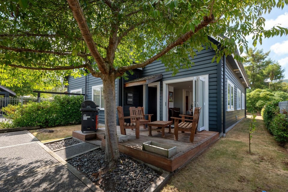 Property building, Patio, Spring, Day, Garden, Dining area, Garden view