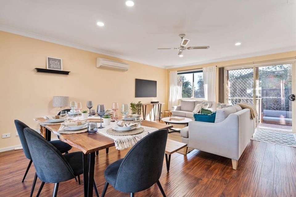 TV and multimedia, Living room, Seating area, Dining area, air conditioner