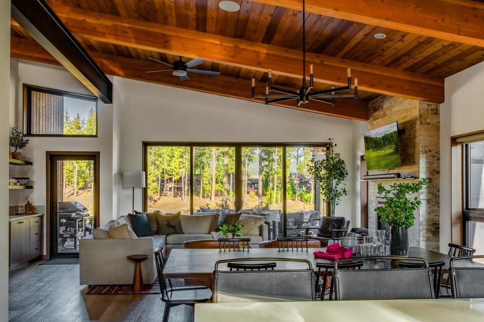 Communal lounge/ TV room, View (from property/room), Living room, Seating area, Dining area