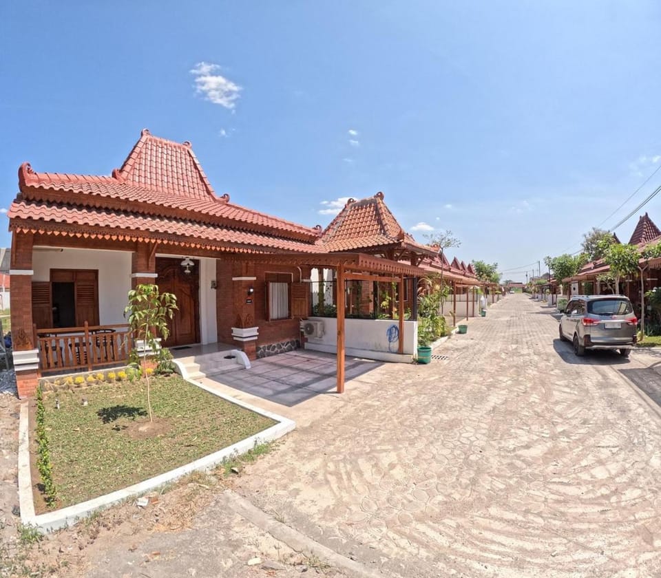 Property building, Day, Neighbourhood, Street view, Location, Parking