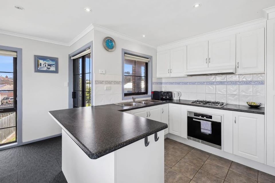 New Street Beach House Pet-Friendly 350m to Beach House in Torquay