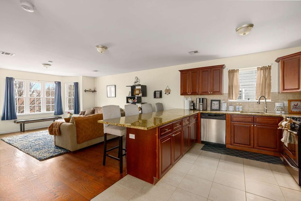 Coffee/tea facilities, Kitchen or kitchenette, Living room, dishwasher, oven, pet friendly, stove, toaster