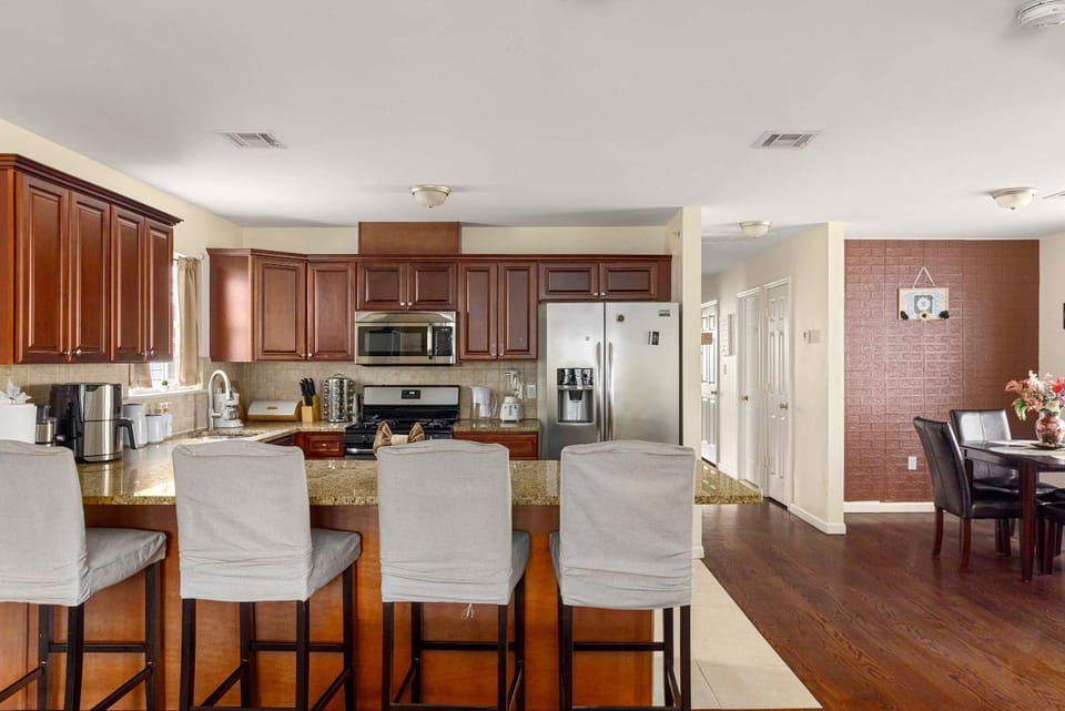 Coffee/tea facilities, Kitchen or kitchenette, Seating area, Dining area