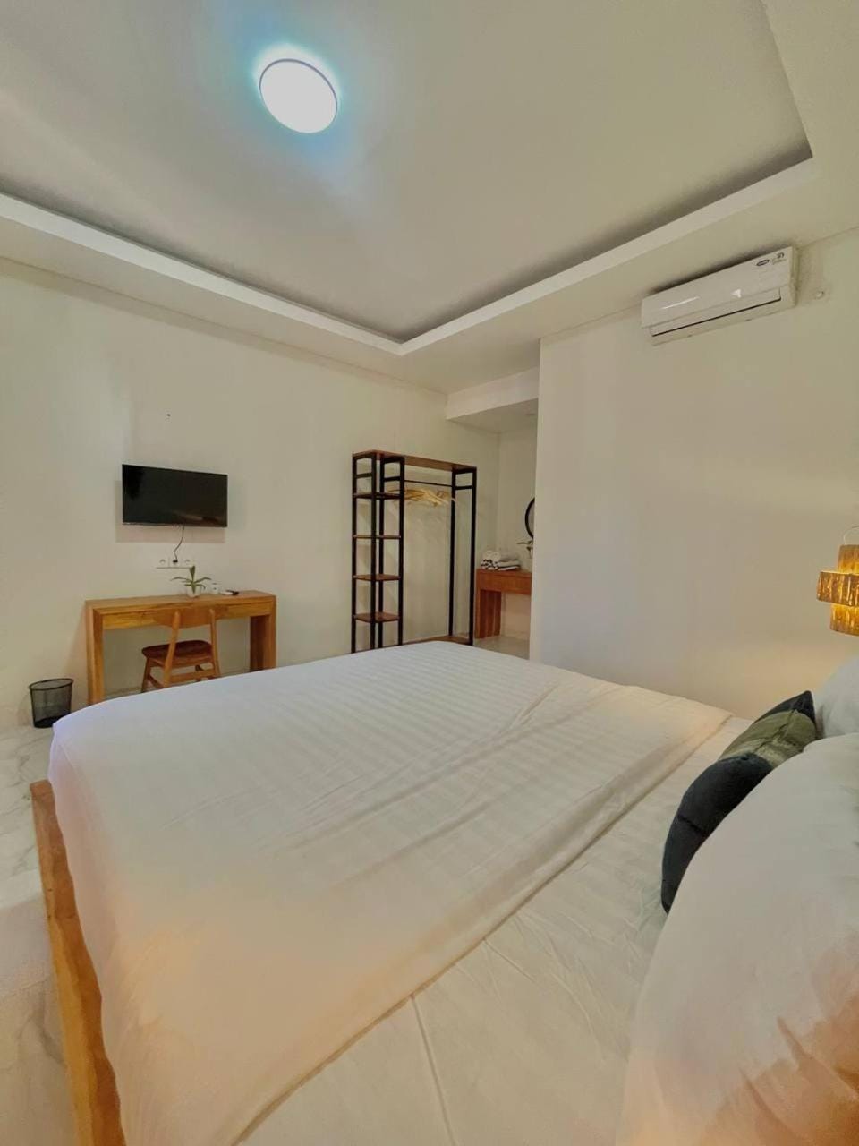 Bed, TV and multimedia, Bedroom