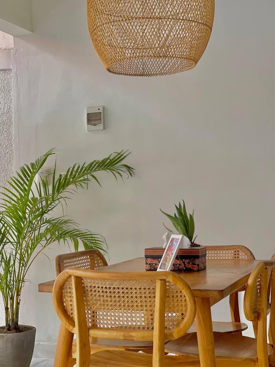 Decorative detail, Seating area, Dining area
