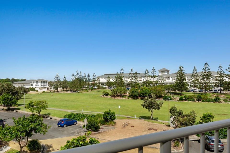 Day, Neighbourhood, Natural landscape, Garden, Garden view, Location, Parking