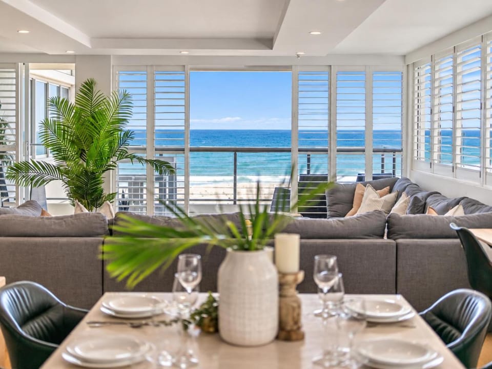 Absolute Beachfront 3BR Apartment Ocean Views Pool Spa & Tennis Court Apartment in Surfers Paradise