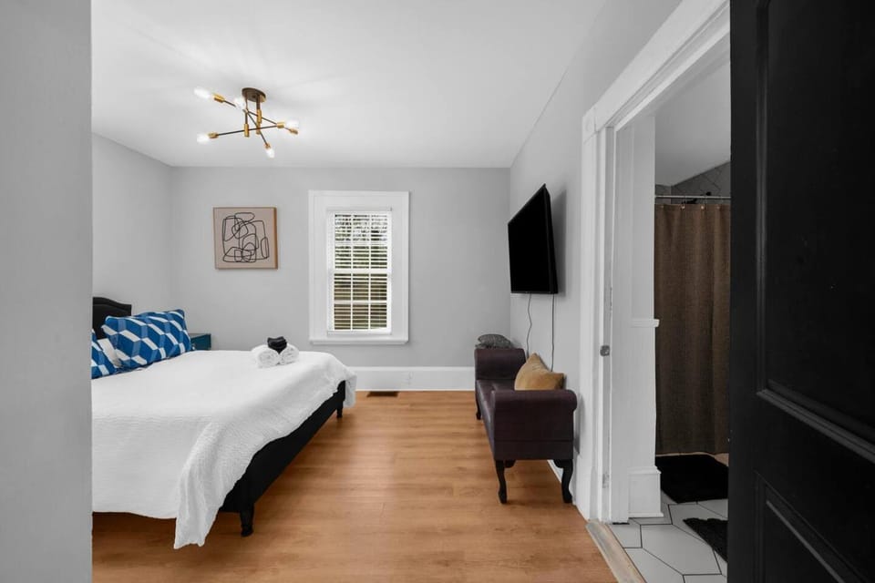 Spacious 3BR 2BA Home with Private Yard House in East Point