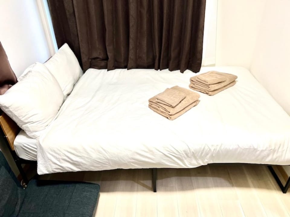 Bed, Photo of the whole room, Bedroom, towels