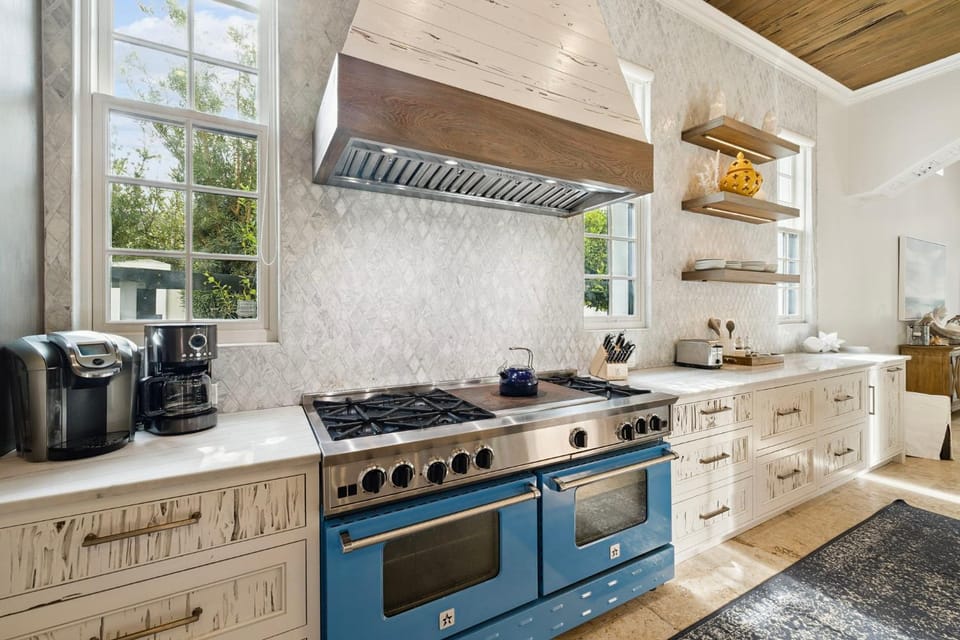 Coffee/tea facilities, oven, stove, toaster, kitchen