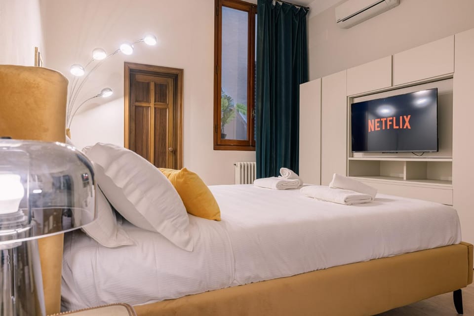 Bed, TV and multimedia, Photo of the whole room, Bedroom, towels, air conditioner