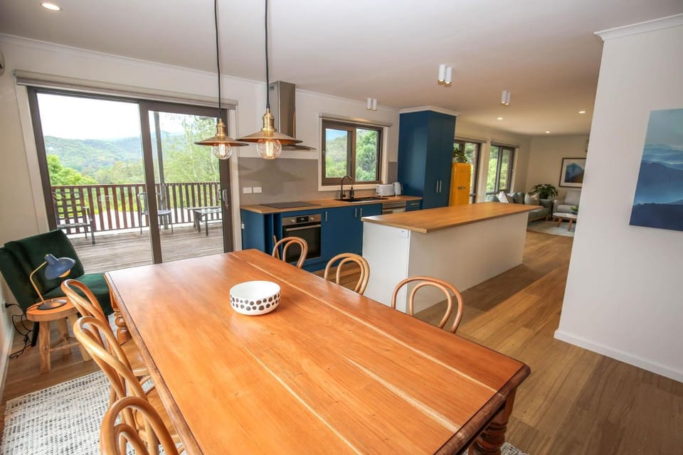 Coffee/tea facilities, Kitchen or kitchenette, Living room, Seating area, Dining area, oven, stove, toaster