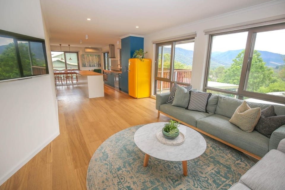 Natural landscape, TV and multimedia, Living room, Seating area, Dining area, Mountain view, heating, kitchen, air conditioner