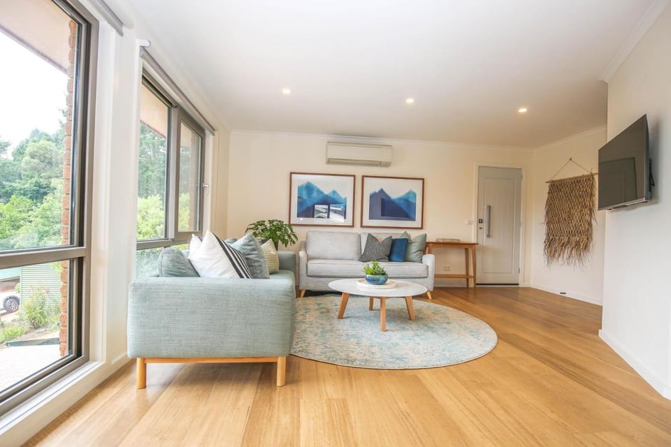 TV and multimedia, Living room, Seating area, heating, air conditioner