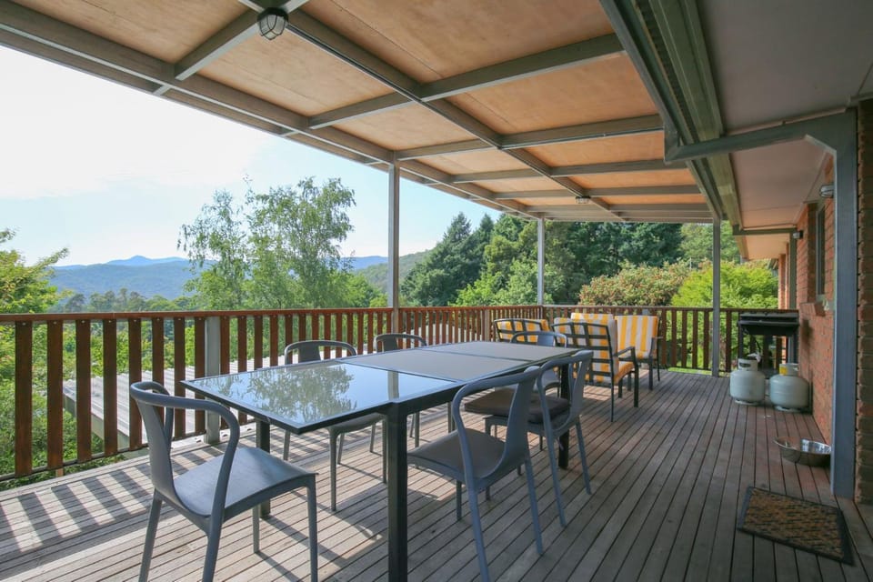 Patio, Natural landscape, BBQ facilities, View (from property/room), Balcony/Terrace, Dining area, Mountain view, pet friendly