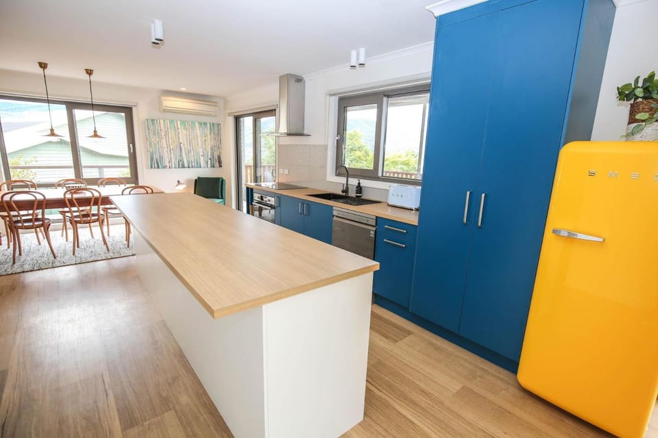 Coffee/tea facilities, Kitchen or kitchenette, Dining area, dishwasher, heating, oven, stove, air conditioner