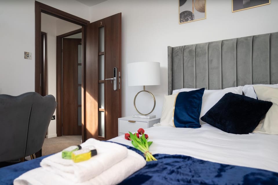 Bed, Bedroom, towels