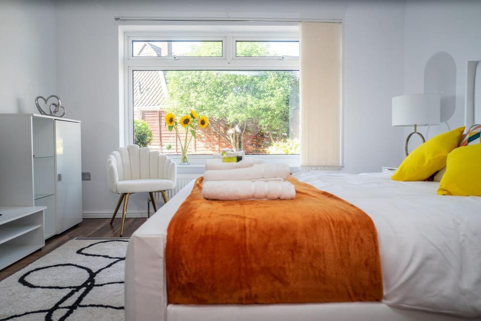 Bed, Photo of the whole room, Bedroom