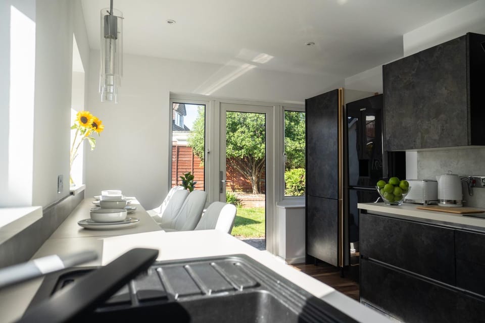 Kitchen or kitchenette, Seating area, oven, stove