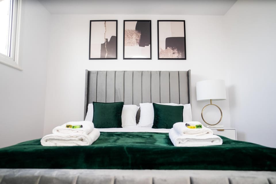 Bed, Bedroom, towels