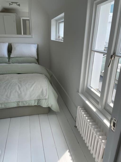 Double-Bed Bedroom, Living Room and Kitchenette, Private Bathroom & Utility Room available at Willow House, Shepperton Apartment in England
