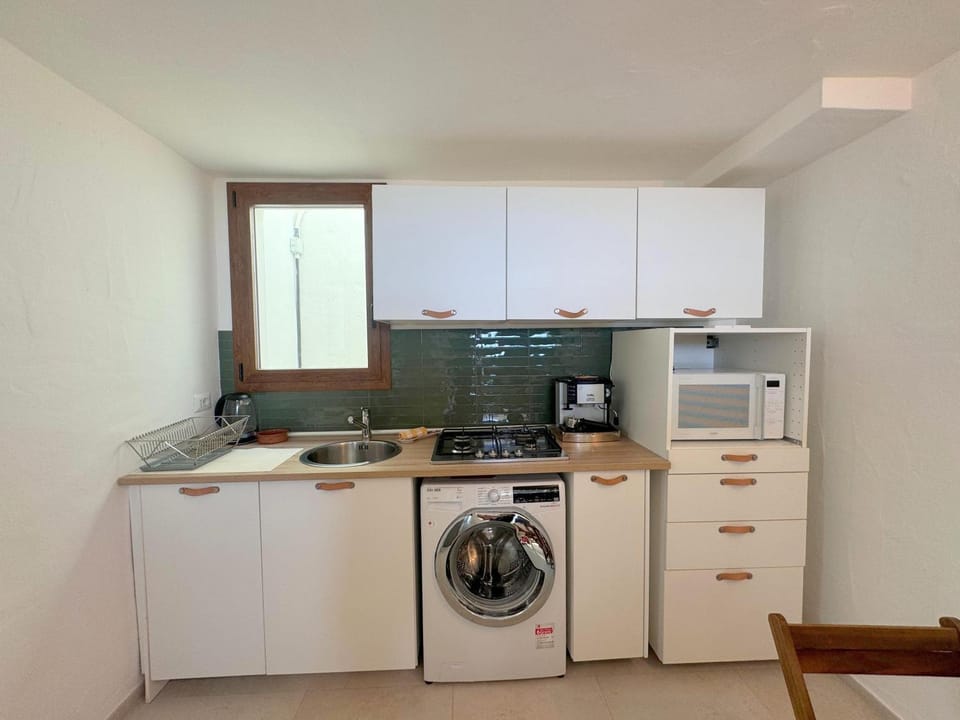 Coffee/tea facilities, Kitchen or kitchenette, microwave, stove, washing machine
