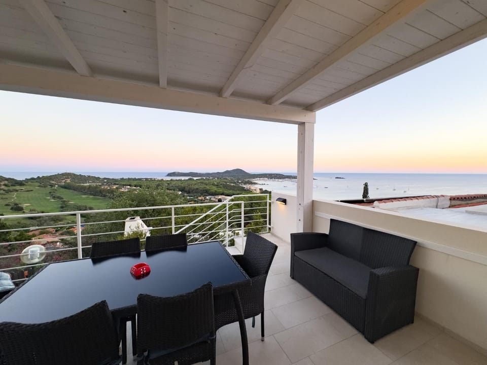 Natural landscape, View (from property/room), Balcony/Terrace, Dining area, Sea view