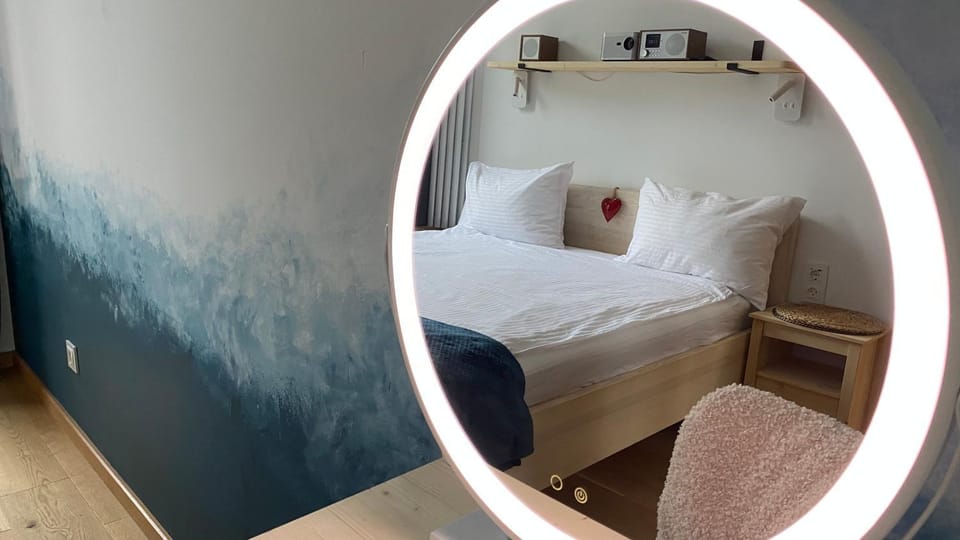 Photo of the whole room, Bedroom