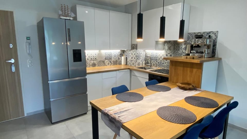 Kitchen or kitchenette, dishwasher, oven, stove