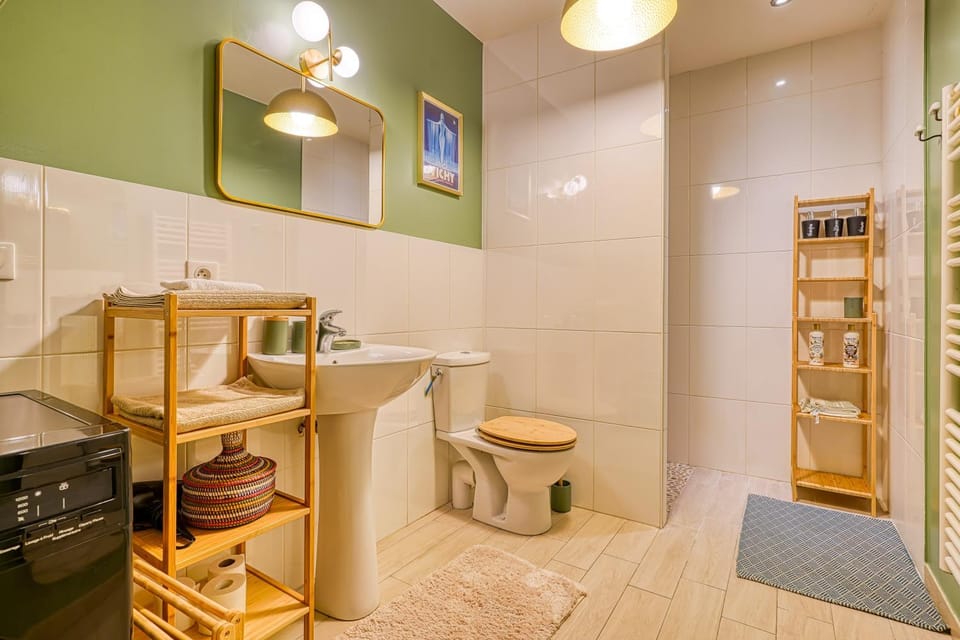 Shower, Toilet, Bathroom, towels, washing machine
