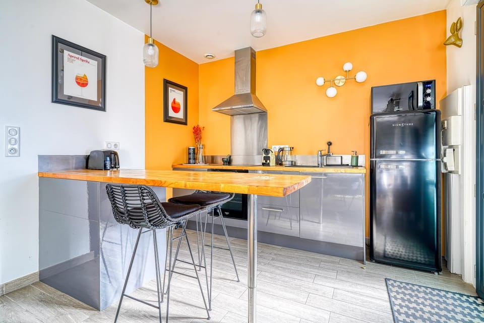 Coffee/tea facilities, Dining area, oven, stove