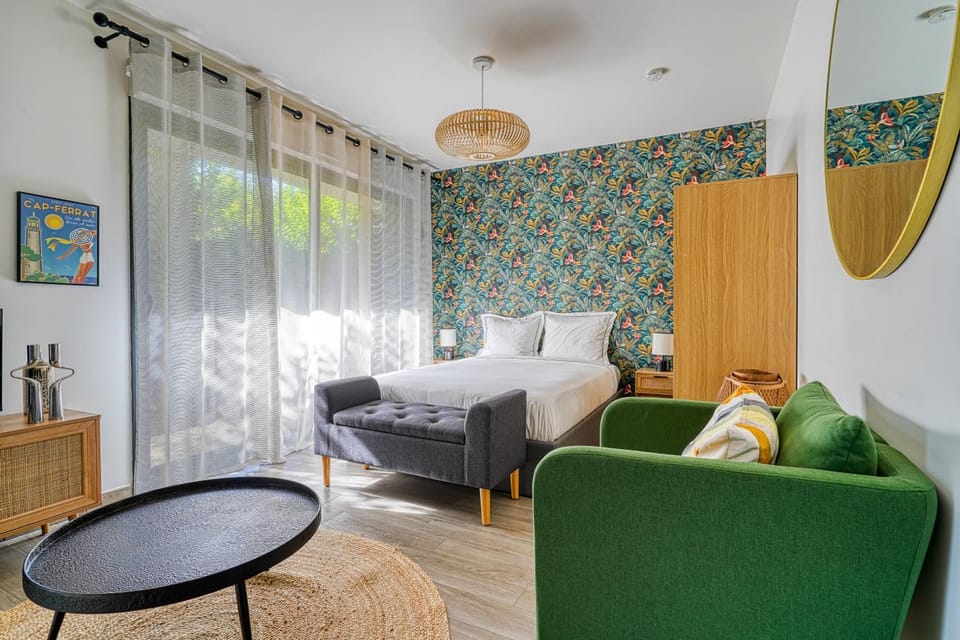 Bed, Seating area, Bedroom