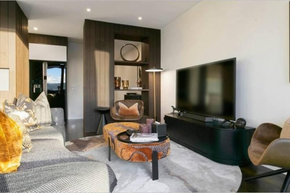 Communal lounge/ TV room, TV and multimedia, Living room, Seating area, Evening entertainment