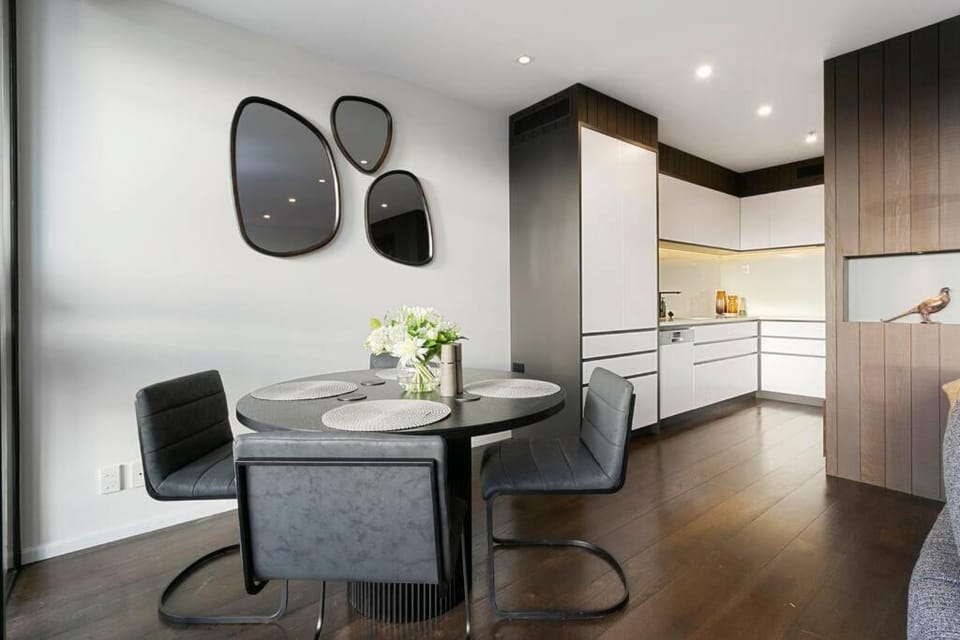 View (from property/room), Kitchen or kitchenette, Dining area, City view, Sea view