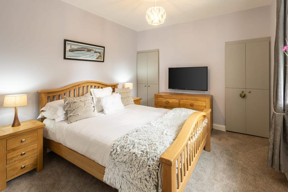 Bed, TV and multimedia, Bedroom, wardrobe