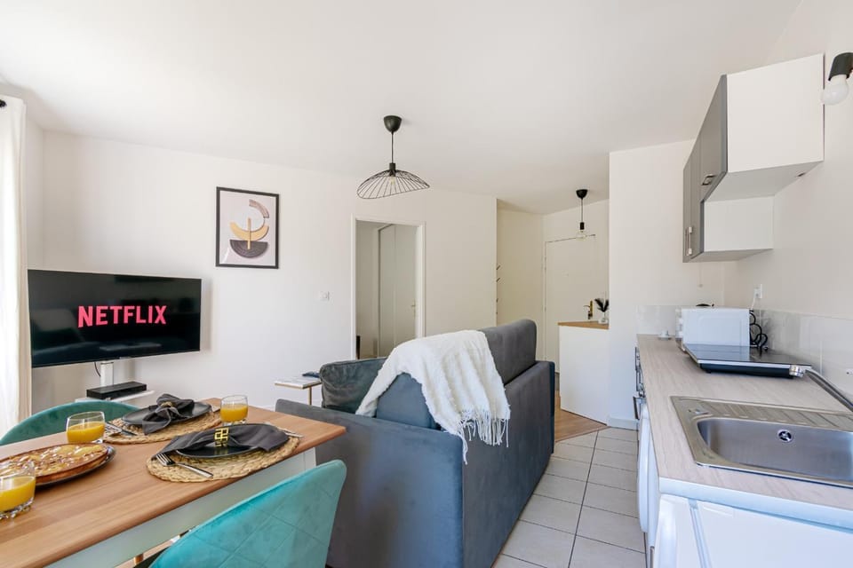 TV and multimedia, Dining area, stove