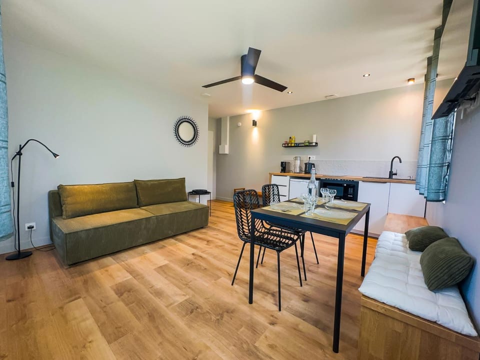 Kitchen or kitchenette, Seating area, Dining area