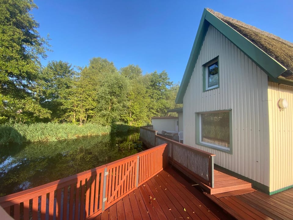 Bootshaus am Inselseekanal House in Mecklenburg-Vorpommern, Germany